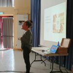 Formatice en pleine conférence sur la méthode MVV, ventouses et Chi Nei Tsang, dans un cadre de formation présentielle