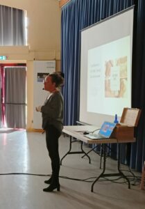 Formatice en pleine conférence sur la méthode MVV, ventouses et Chi Nei Tsang, dans un cadre de formation présentielle