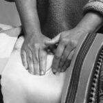 Valérie Mège Femme concentrée en train de montrer la manipulation lors d’un atelier ou d’une formation. Découvrez la méthode MVV, alliance unique du Chi Nei Tsang et des ventouses.