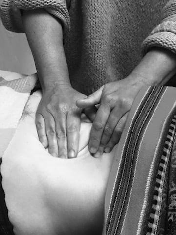 Valérie Mège Femme concentrée en train de montrer la manipulation lors d’un atelier ou d’une formation. Découvrez la méthode MVV, alliance unique du Chi Nei Tsang et des ventouses.