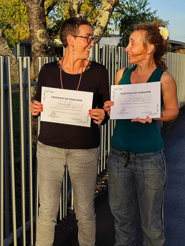 Fin de formation MVV pour 2 étudiantes heureuses avec leur attestation